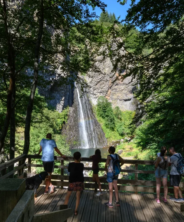 Group looking at the Ray-Pic Waterfall