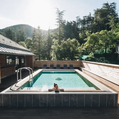 Femme se détendant au Spa séquoïa Redwood des thermes de Vals