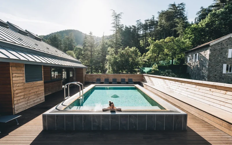 Femme se détendant au Spa séquoïa Redwood des thermes de Vals
