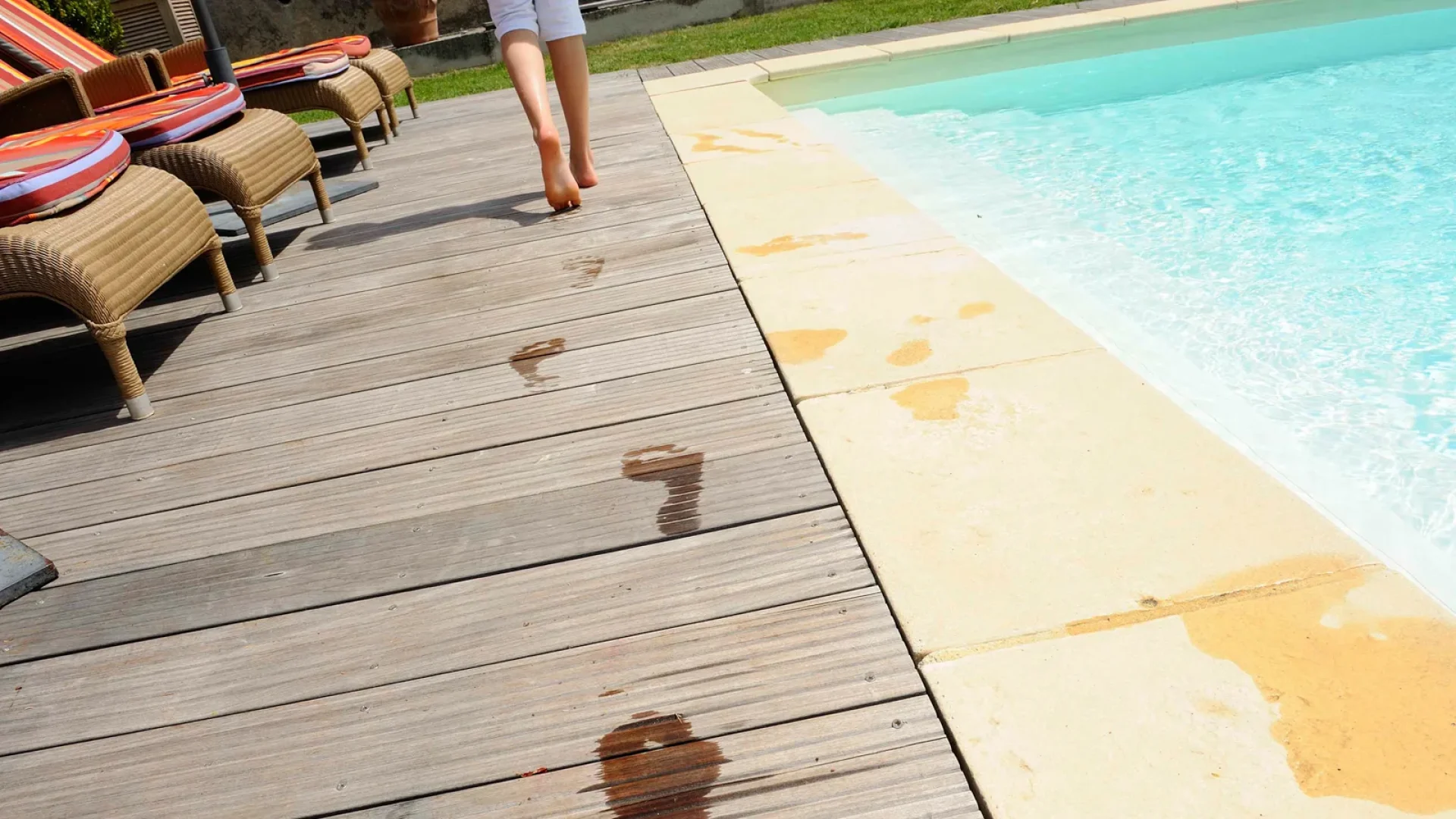 Footprints near the swimming pool at the "Château Clément" guest-house accommodation