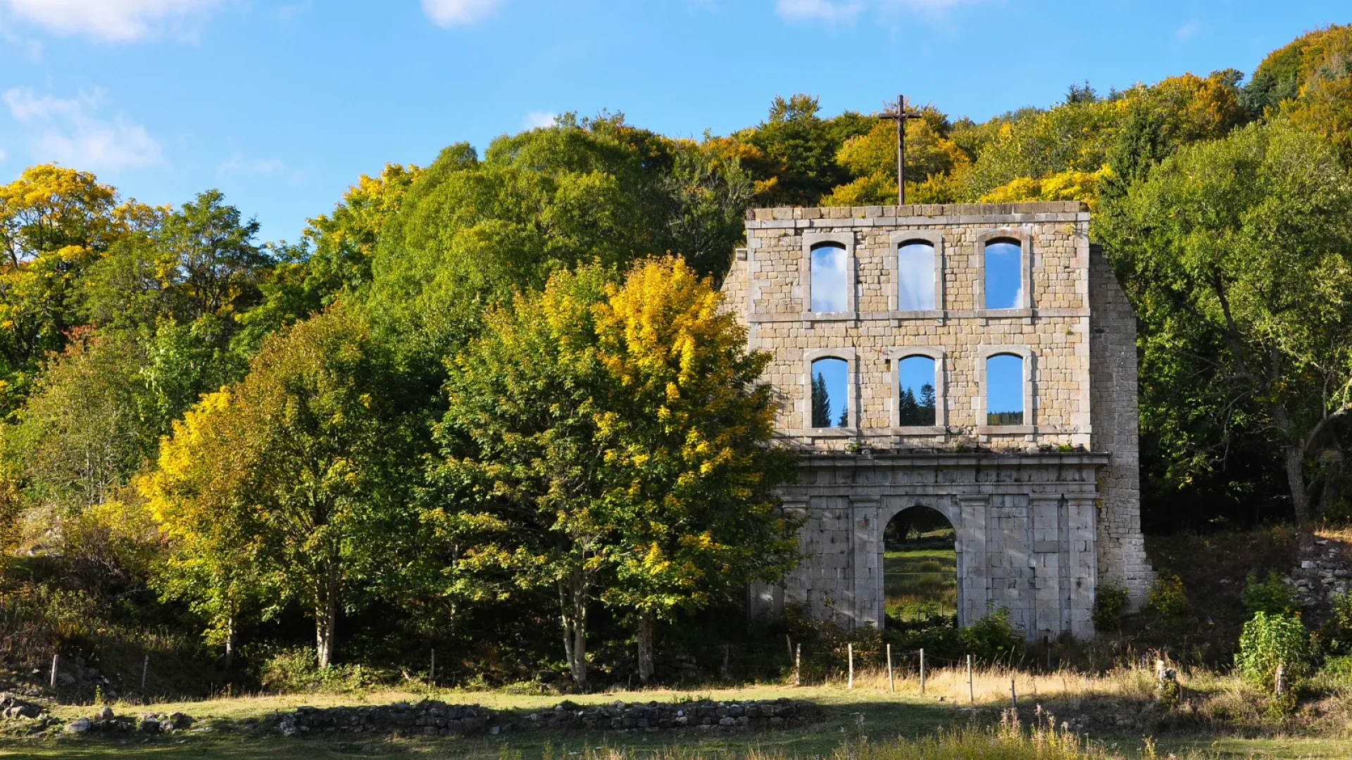 the Chartreuse de Bonnefoy and the work of the watershed, in autumn
