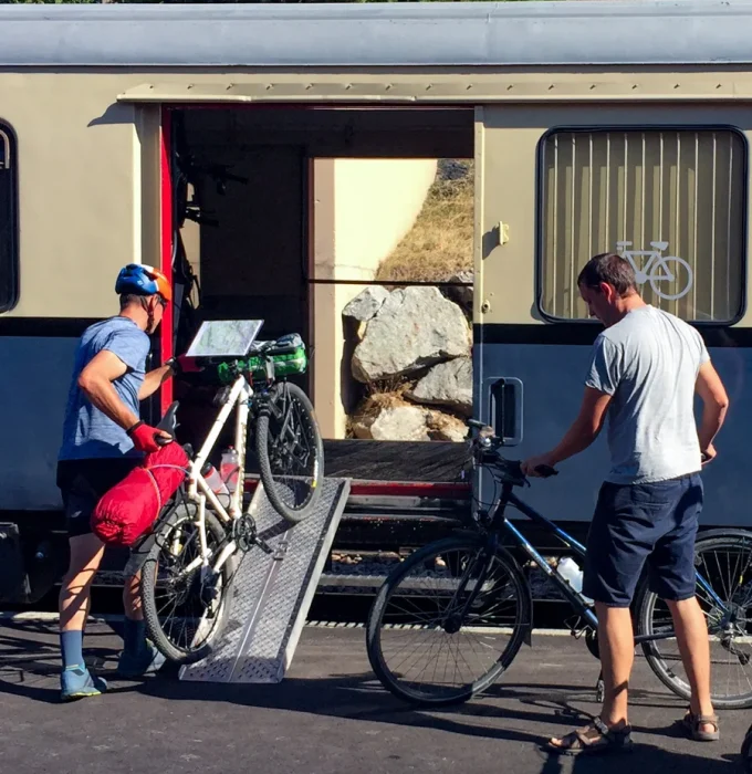 Men loading their bikes onto the Train de l’Ardèche
