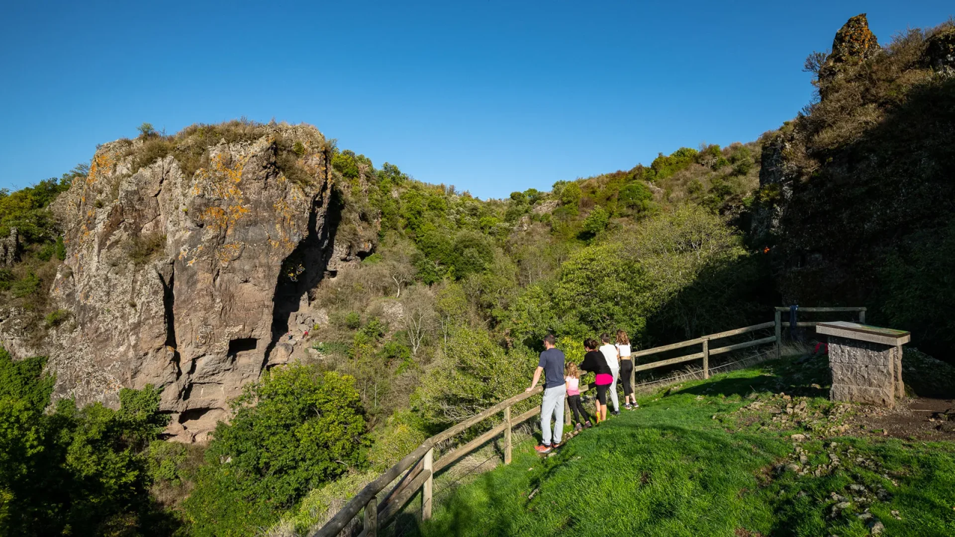 Family observing the Balmes de Montbrun site, on the Coiron plateau