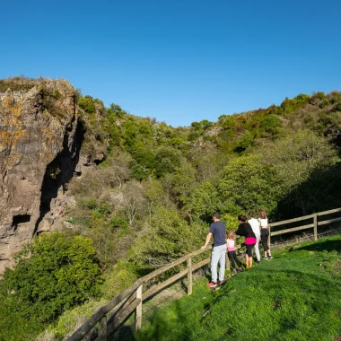 Family observing the Balmes de Montbrun site, on the Coiron plateau
