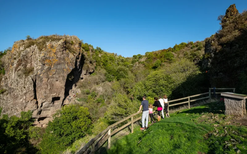 Family observing the Balmes de Montbrun site, on the Coiron plateau