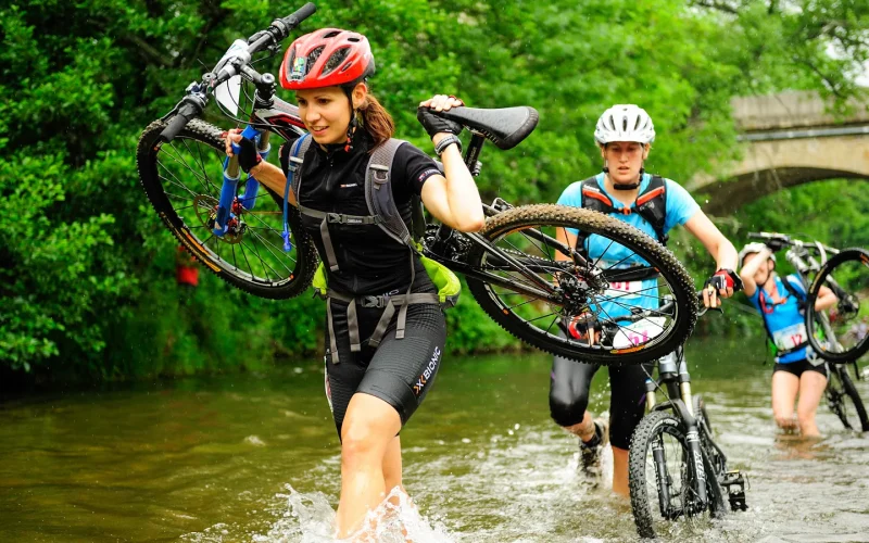 Women on mountain bikes during the “Raid'O féminin