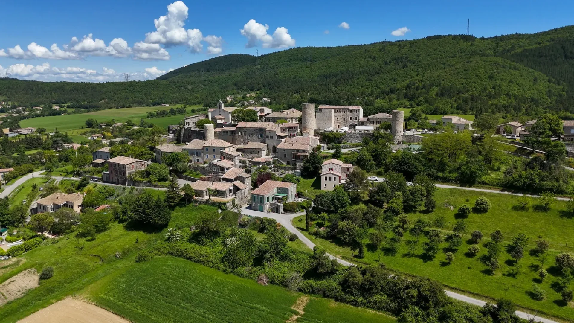 Vue aérienne du village de caractère de Saint-Vincent-de-Barrès au printemps