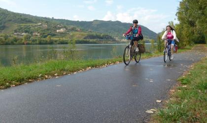 Vision du Monde - La ViaRhôna de Vienne en Avignon - Cyclistes le long du fleuve