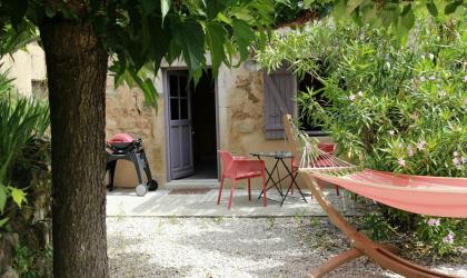 Gîtes de France - Terrasse ombragée par le murier..plancha et hamac..