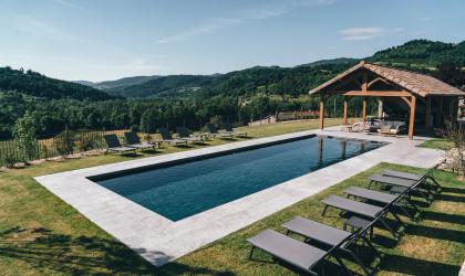 Gîtes de France - Piscine privative & son pool-house comprenant salon de jardin et cuisine d'été. 