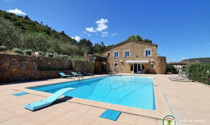 Gîtes de France - Maison en pierres avec grande piscine privée et entourée d'oliviers