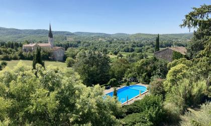Gîtes de France - Vue sur la grande et belle piscine à partager