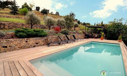 Gîtes de France - La piscine à partager et les espaces paysagers