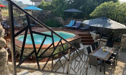 Gîtes de France - La cour aménagée avec piscine privée et espace repas extérieur