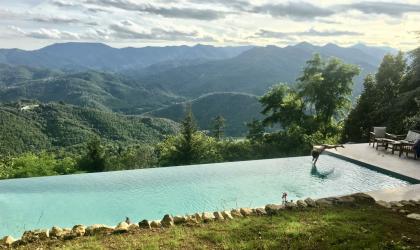 ©etna.julien - Chirols - Châtaigne perchée piscine en été ©etna.julien