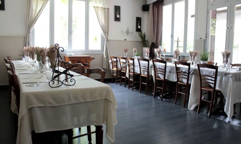 F Brunet - Salle de restaurant