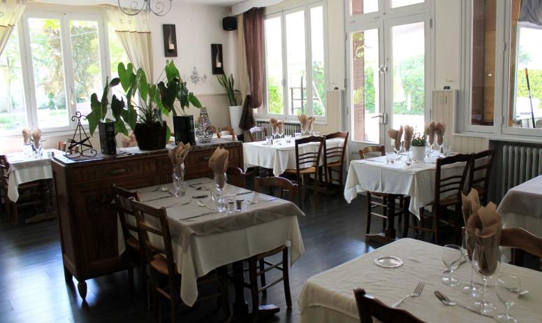 F Brunet - Salle de restaurant