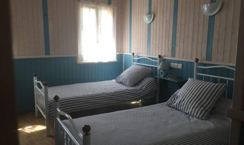 Clévacances - chambre bleue avec 2 couchages