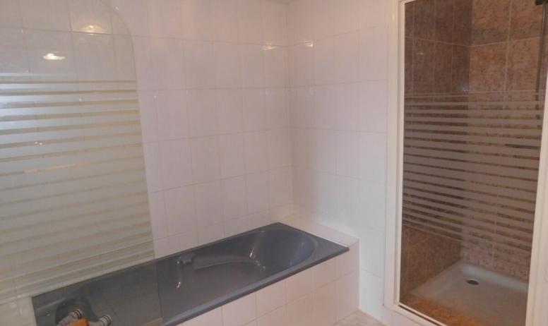 J. DELOCHE - Salle de bains avec baignoire et douche