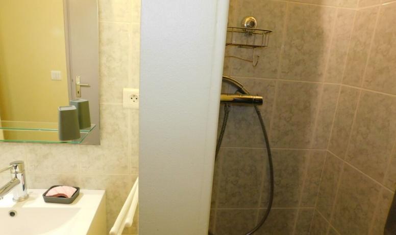 Clévacances - salle d'eau vue sur douche