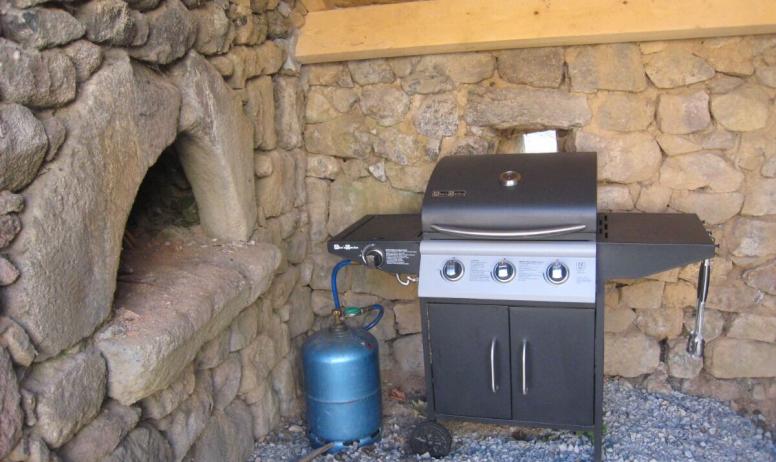 Clévacances - Le barbecue sous son abri