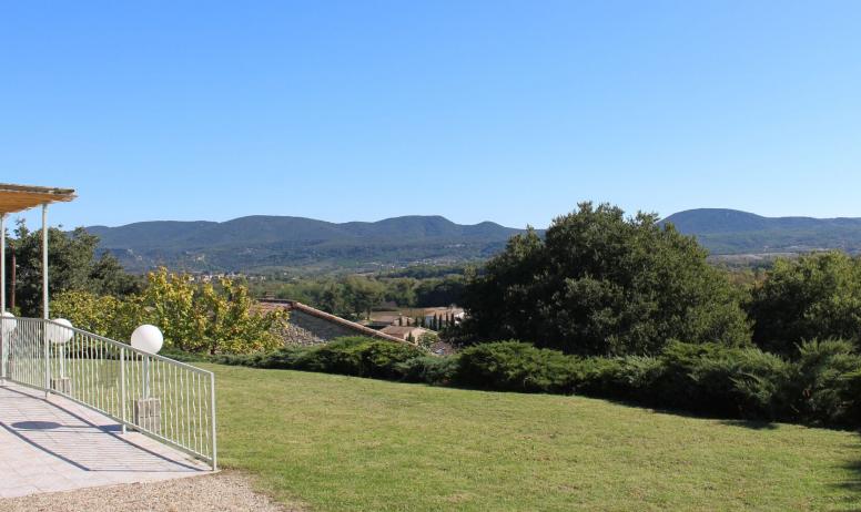 SAS Hôtel de vacances - Espace détente avec vue sur les monts d'Ardèche 