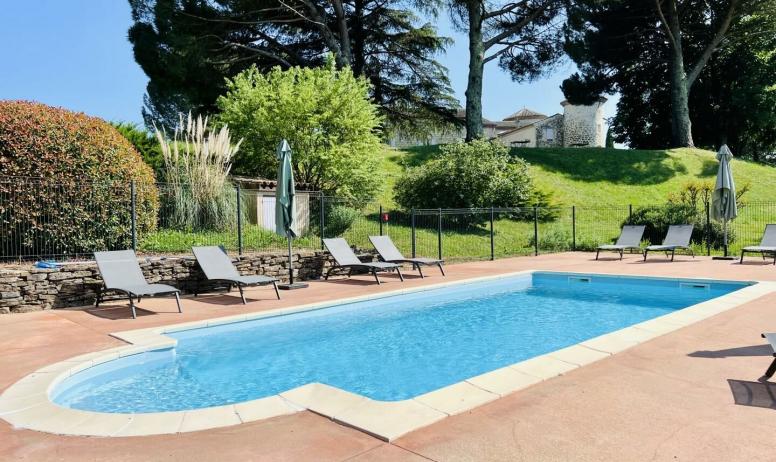 Gîtes de France - la piscine au milieu deson jardin fleuri