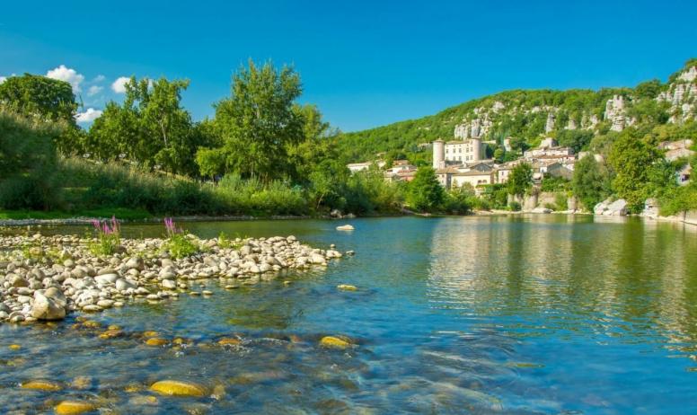Gîtes de France - La rivière Ardèche qui coule à Vogüé