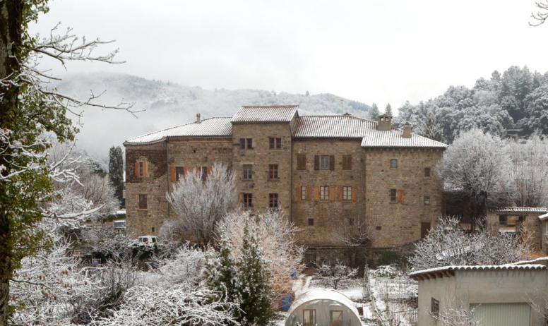 ©S.BUGNON - Jaujac - Le château de Castrevieille en hiver ©S.BUGNON