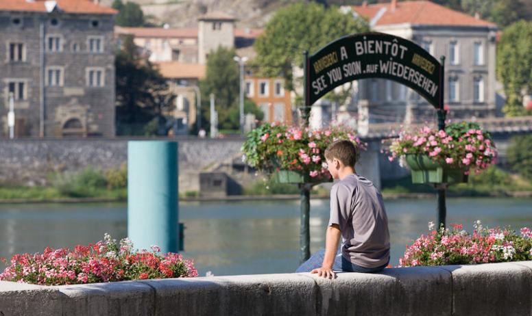 Gîtes de France - Les quais du Rhône fleuris de Tain l'Hermitage accueillent les promeneurs pour une balade le long du fleuve.
(copyright photo: OT du Tournonais Hermitage, Lionel Pascale)