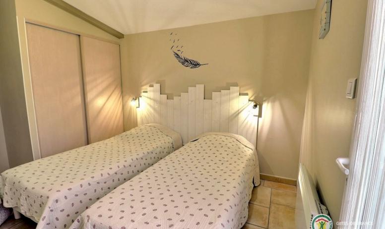 Gîtes de France - Chambre avec deux lits 90 et accès jardin