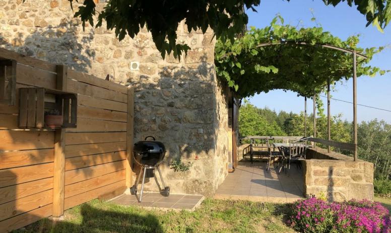 Gîtes de France - La terrasse du gîte et le coin barbecue