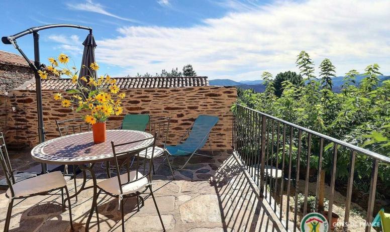 Gîtes de France - Jolie terrasse ensoleillée avec une vue magnifique sur les Cévennes