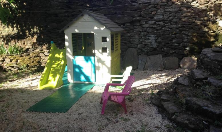 Gîtes de France - espace jardin aménagé avec cabane