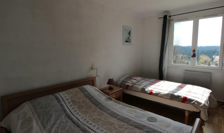 Gîtes de France - Chambre équipée d'un lit en 140 et un lit en 90 cm. 