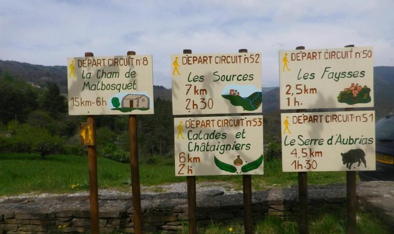 Gîtes de France - Départ de randonnées tous niveaux à proximité du gîte.