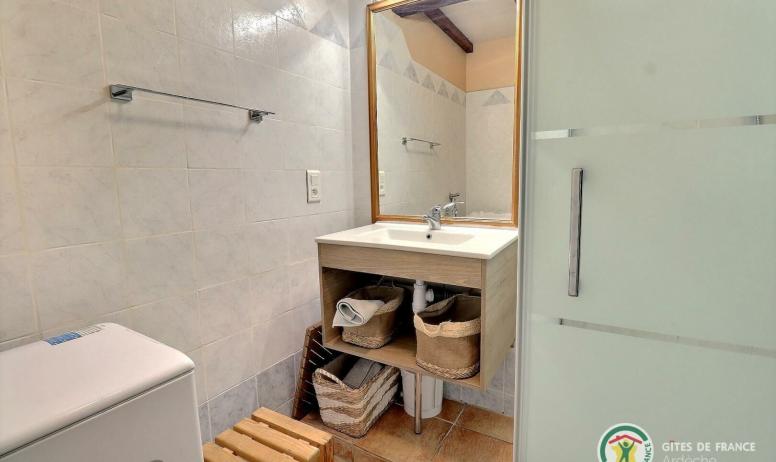 Gîtes de France - Salle d'eau avec douche porte et lave-linge