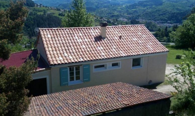 Gîtes de France - La maison vue d'en haut avec le toit de l'abri bois
