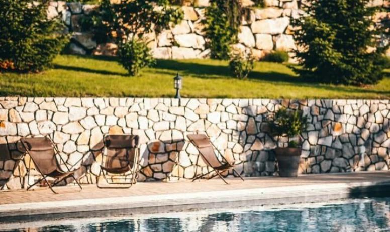 Gîtes de France - Piscine privative avec son pool-house. 
@explorhome