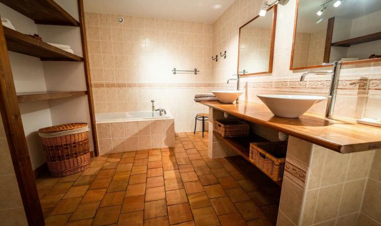 Gîtes de France - Salle d'eau avec baignoire, douche à l'italienne & double vasque. 
@explorhome