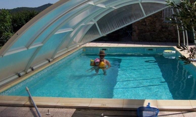 Gîtes de France - Accès à la piscine couverte du propriétaire de mai à septembre.  