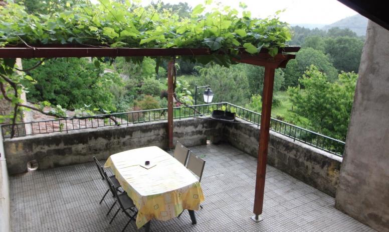 Gîtes de France - La belle terrasse de 30 m² semi couverte avec une belle vue panoramique 