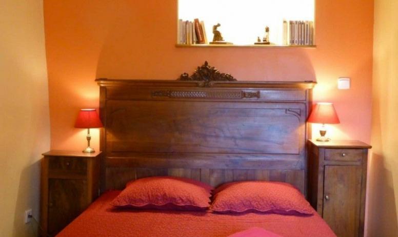 Gîtes de France - Chambre équipée d'un lit en 140 cm, 2 tables et 2 lampes de chevet
