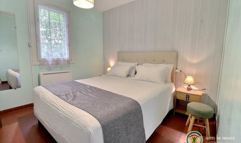 Gîtes de France - Chambre avec lit en 160 ultra confortable