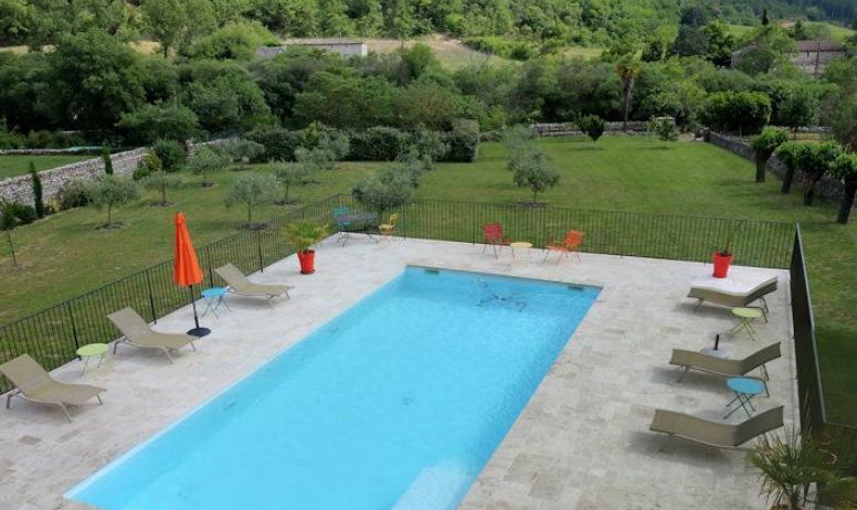 Gîtes de France - Espace piscine partagée sur un terrain arboré-Le Domaine Du Viticulteur