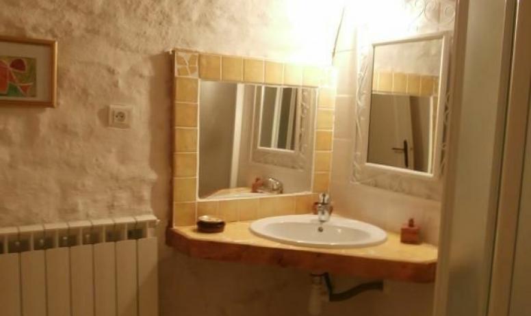 Gîtes de France - Salle d'eau : douche en angle et lavabo