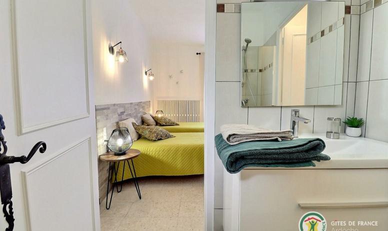 Gîtes de France - Chambre avec 2 lits en 90 (modulables) et salle d'eau privative
