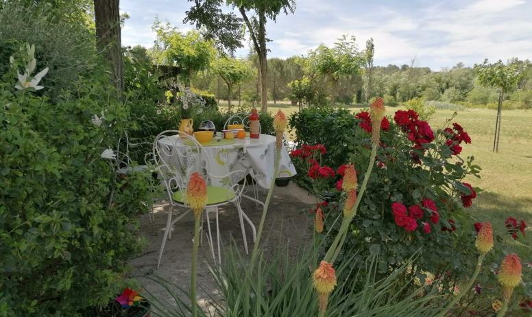 Gîtes de France - Jardin fleuri avec espace détente et repas 
