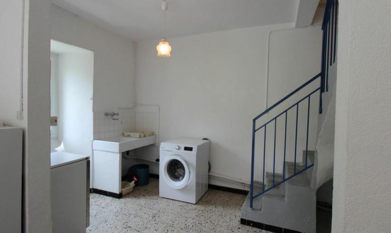 Gîtes de France - le coin cuisine et l'escalier menant aux chambres et à la salle d'eau-wc