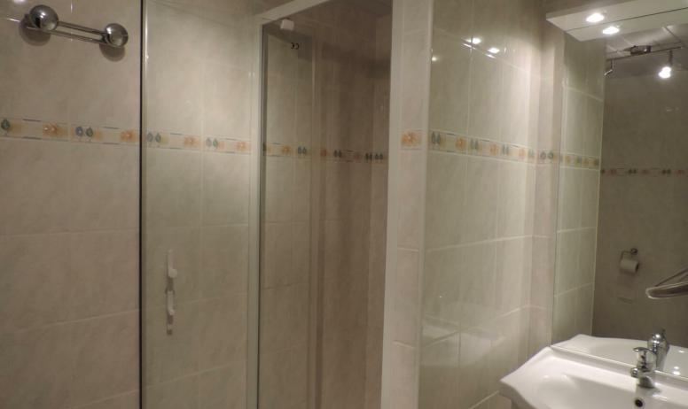Gîtes de France - salle de bains avec porte de douche